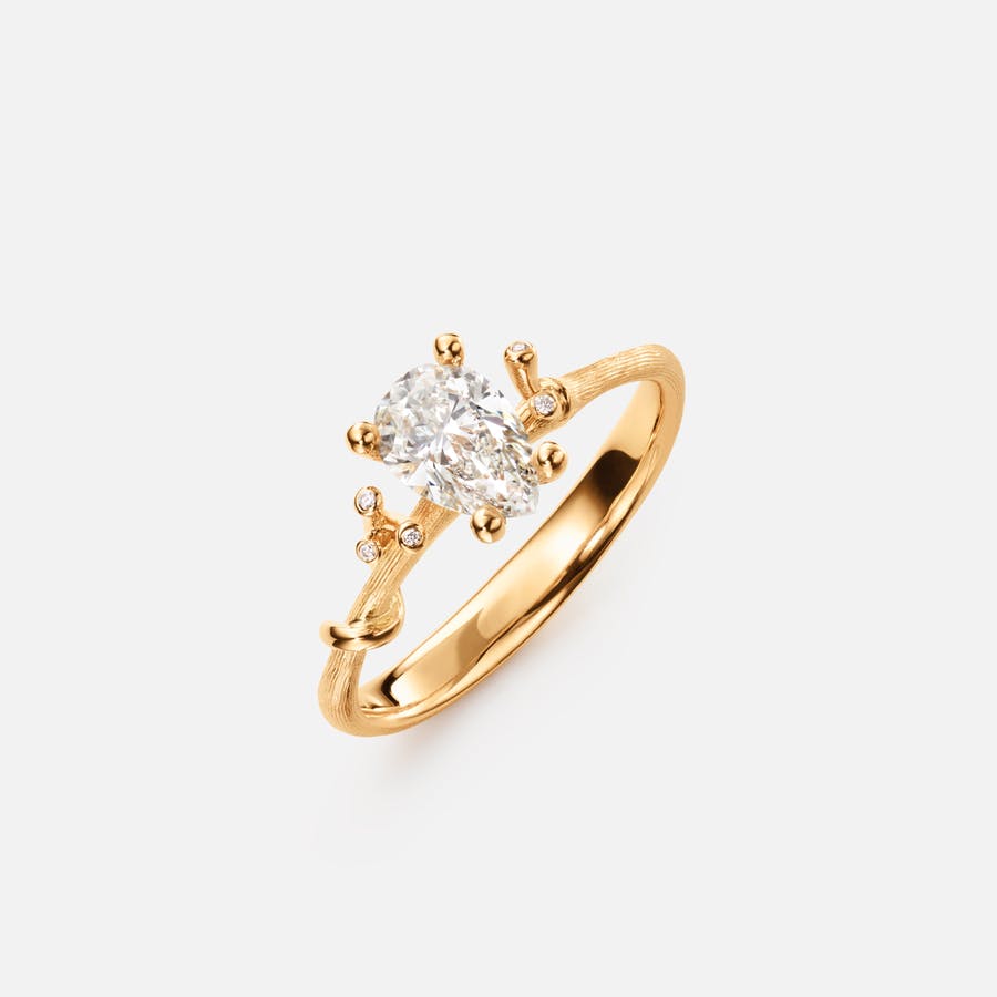 Nature Solitaire ring in 18k Gold with Pear shaped center Diamond and 5 small white Diamonds | Slim shank | Ole Lynggaard Copenhagen	